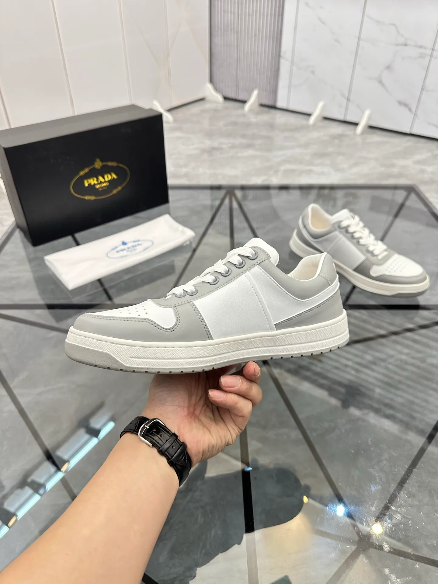 Men's shoes: 💰P400¥ Product trademark: Prada *"Prada*" low-top casual shoes Regular size: 38-44 (can be customized to 45) Product materials: imported cowhide upper, sheepskin lining, original outsole. Number: 020